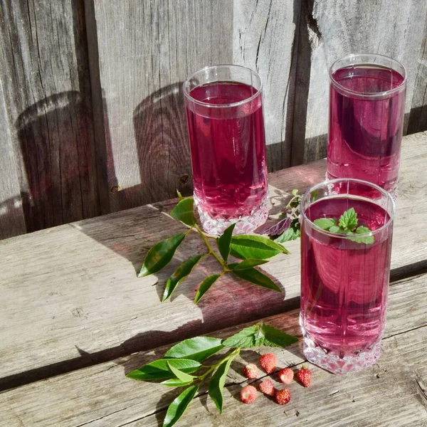 Cocktail Fresco Cereja Verão Copo Refrigerante Morango Beber Fundo Madeira — Fotografia de Stock