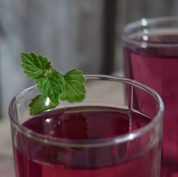 Taze yaz kiraz kokteyli. Ahşap arka planda bir bardak çilekli soda. Yakın plan.