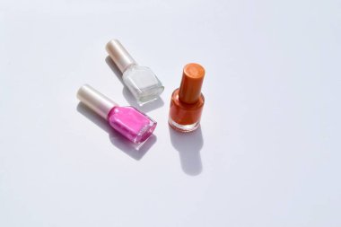 Aydınlık bir yaz gününde arka planda oje sürüyorum. Yakın plan.