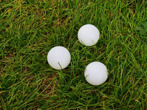 Tres Bolas Blancas Ping Pong Sobre Fondo Hierba Verde Primer — Foto de Stock