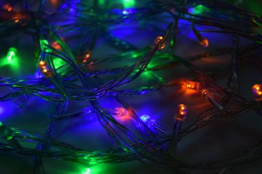 Yeni yıl ve Noel tatili konsepti. Noel ağacı çelengi farklı ışıklarla aydınlanır. seçici odak