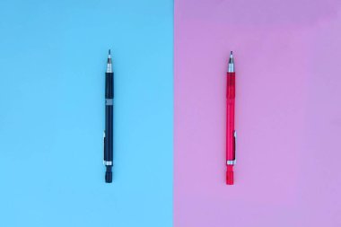 Pastel arka planda gizli okul malzemeleri kavramı