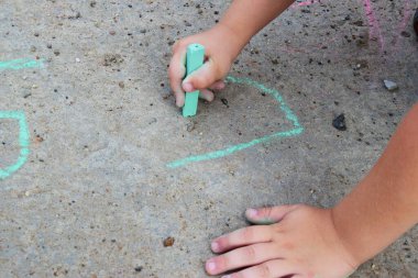 Küçük bir çocukken asfalta tebeşirle çizilmiş. yakın çekim, seçici odak