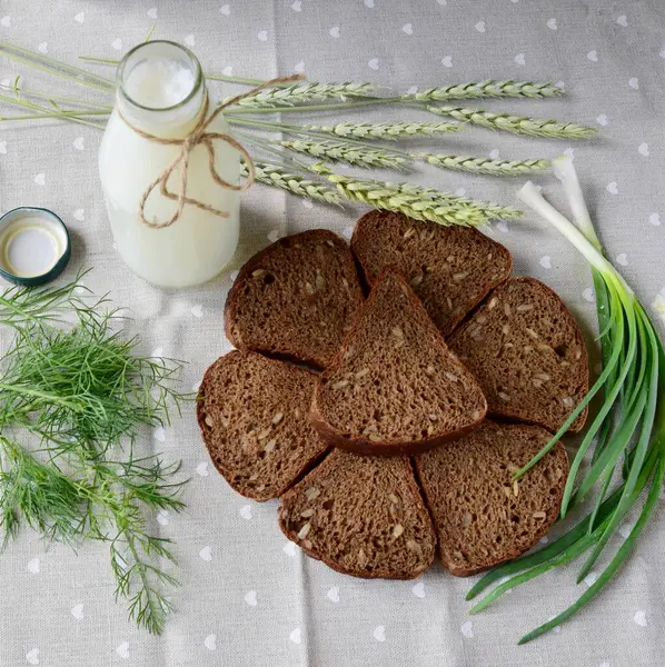 Graan Zwart Brood Met Melk Een Lichte Servet Met Rogge — Stockfoto