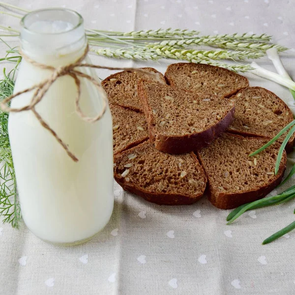 Graan Zwart Brood Met Melk Een Lichte Servet Met Rogge — Stockfoto