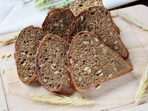 Korrelzwart Brood Een Lichte Servet Met Roggespikkels Groene Uien Het — Stockfoto