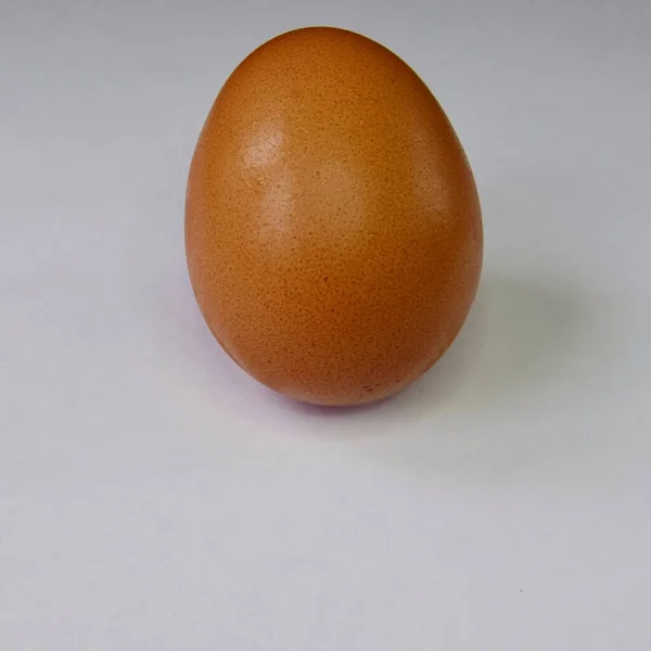 Jedno Pomarańczowe Jajko Kurze Białym Tle Źródło Białek Minerałów Witamin — Zdjęcie stockowe