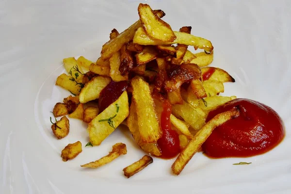 Batatas Fritas Com Molho Tomate Vermelho Prato Branco Conceito Junk — Fotografia de Stock