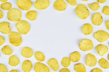 Patates cipsi arka planda tepeden bakıldığında hafif görünüyor. Zararlı beslenme kavramı, kopyalama alanı 