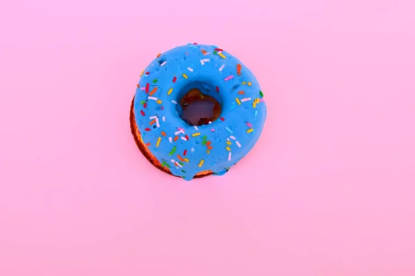 Donut Açúcar Confeiteiro Isolado Sobre Fundo Rosa — Fotografia de Stock
