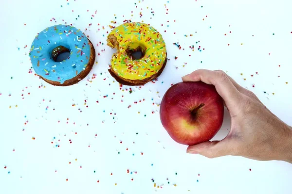 Jovem Rejeita Comida Insalubre Junk Food Como Donuts Escolhe Alimentos — Fotografia de Stock