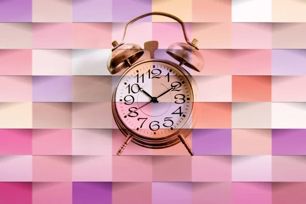 Renkli Kağıtların Arkaplanındaki Çalar Saat Zamanı Değiştir — Stok fotoğraf