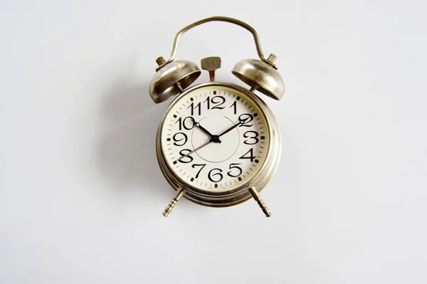 Arka planda ışık alan bir alarmlı saat. Sabahları uyanıp geç kalma konsepti
