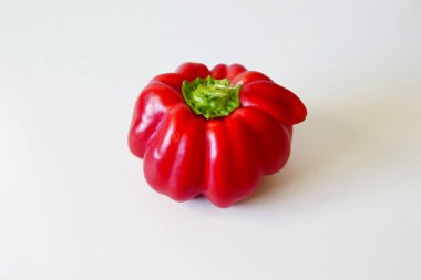 Hafif arkaplanda kırmızı bir tatlı biber. Doğru beslenme kavramı vejetaryenliktir..