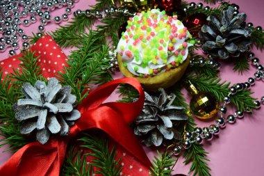 Noel ağacının yeşil dalında bir turtanın Noel kompozisyonu. Noel ya da yeni yıl masasında tatlı. yakın çekim, seçici odak