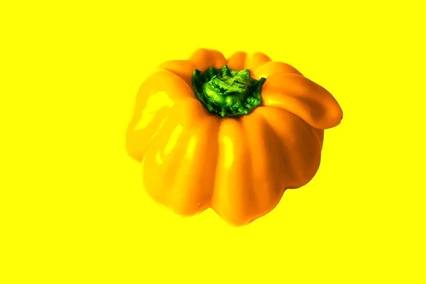 Süße Gelbe Paprika Aus Nächster Nähe Auf Gelbem Hintergrund Isolieren — Stockfoto