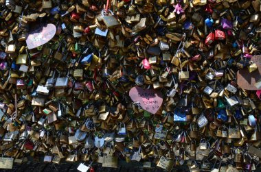 Köprüdeki kapı kilitleri