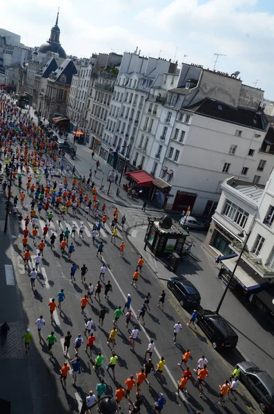 Paris sokaklarında maraton koşmak