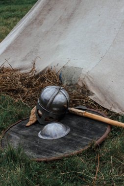 Bir şövalyenin miğferi ve kalkanı