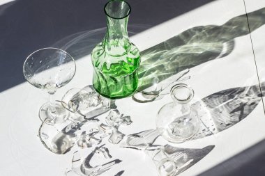 Cam kaplar ve kırık tabaklardan oluşan bir yapı.