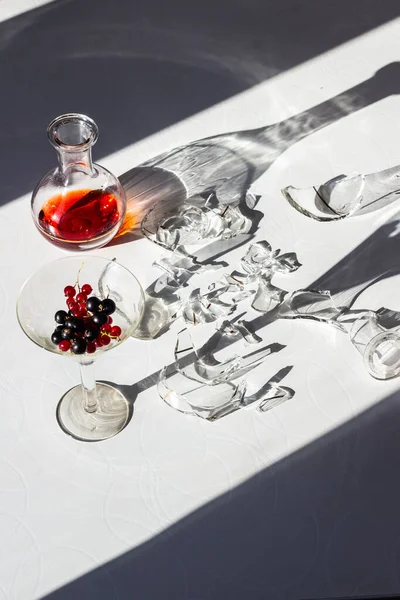 Campari, kırık tabak ve böğürtlenli kompozisyon sürahisi