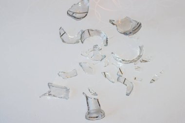 Beyaz arkaplanda kırık sürahi