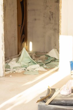 Ev yenileme eski duvar kağıtlarını kaldırıyor