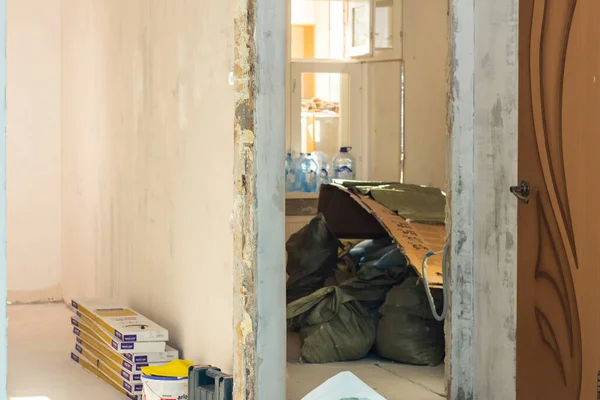 Ev yenileme duvar kağıtları kapı aralığı