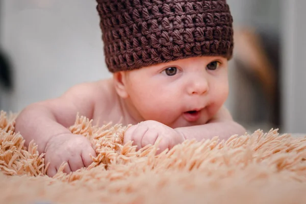 ニット帽をかぶった赤ちゃんが — ストック写真