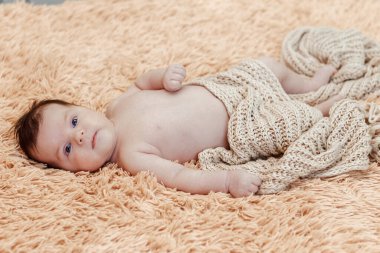 Arkasında gözleri açık bir bebek