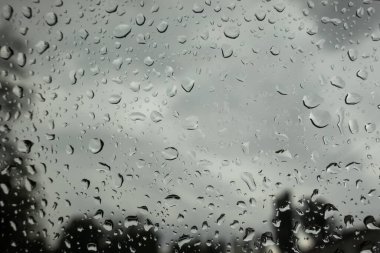 Pencere camına yağmur damlaları. Su altyapısı. Gri sonbahar yağmurlu hava. Üzüntü, melankoli, depresyon.