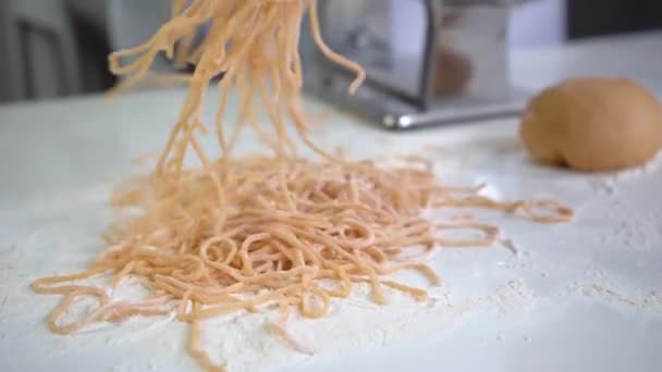 Виготовлення макаронних виробів, шеф-кухар змішує домашню макаронні вироби з борошном, крупним планом, 4K — стокове відео
