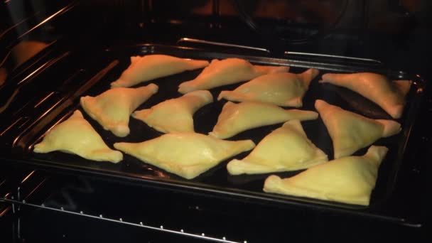 Påskyndad bakning av bullar bakverk i ugnen, närbild, 4K — Stockvideo