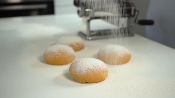 Fabrication de pâtes, saupoudrer la pâte pour pâtes maison avec de la farine, gros plan, 4K — Video