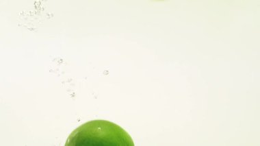 Limonlar suya sıçrıyor, limonlar suya, yakın çekim, yavaş çekim.
