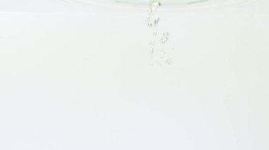 Brokoli ve mantarlar beyaz arka planda suya sıçrıyor, yakın plan.