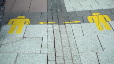 Salgın sırasında sosyal mesafeyi korumak, kaldırımı işaretlemek, COVID-19