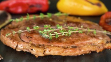 Izgarada kekik ve sebzeyle pişirilmiş tavla bifteği, yakın plan, 4K