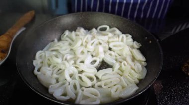 Kalamar halkaları tavada kızartılır, kalamar halkaları, yakın plan, 4K