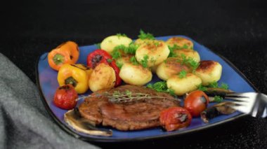 Patates tatma, kızarmış patates mavi bir tabakta dereotu serpiştirilmiş, yakın plan, 4K