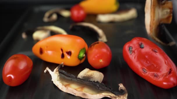 Legumes grelhados, conceito de comida saudável, comida vegetariana, close-up, 4K — Vídeo de Stock