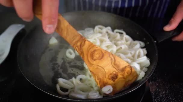 Squid ringen worden gebakken in een pan, de kok friet calamari ringen, close-up, 4K — Stockvideo