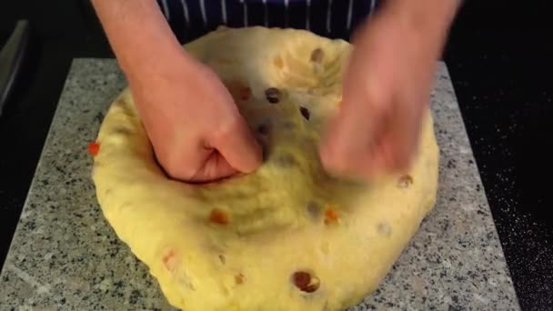 Panettondeeg, een chef-kok kneedt deeg voor panettone, close-up, 4K — Stockvideo