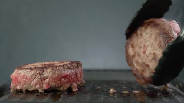 Biftek ızgarada pişiyor, şef kızartması, biftek köftesi, yakın plan. — Stok video