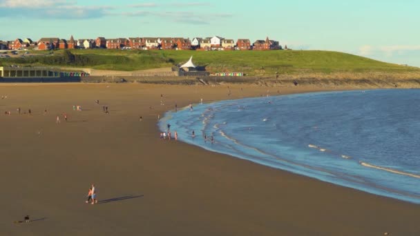 Uitzicht op het strand, mensen rusten op het strand, zonnebaden en zwemmen — Stockvideo