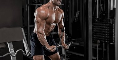 Diyet spor salonunda kasların esneme uygun beyaz kas yakışıklı. Acımasız bodybuilder güçlü eğitim ve egzersiz yürütmek