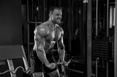 Diyet spor salonunda kasların esneme uygun beyaz kas yakışıklı. Acımasız bodybuilder güçlü eğitim ve egzersiz yürütmek