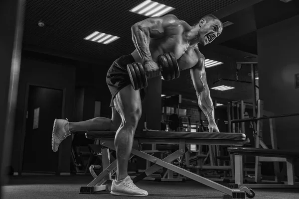 Homem Musculoso Trabalhando Fora Ginásio Fazendo Exercícios Com Halteres Abdominais — Fotografia de Stock