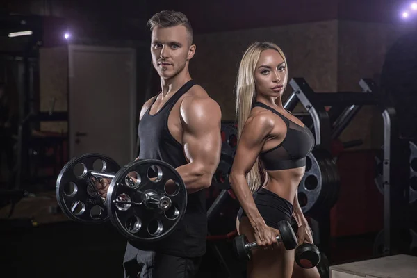 Bonito Jovem Desportivo Sexy Casal Mostrando Muscular Treino Ginásio Durante — Fotografia de Stock