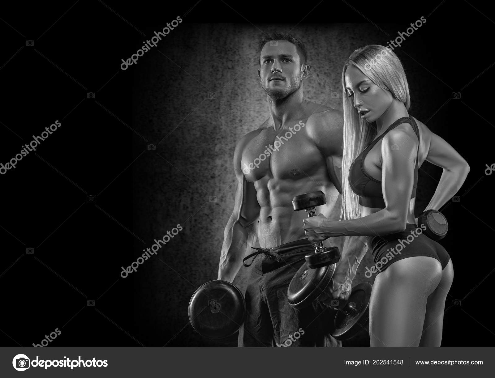 雨音の中にジムで筋肉とトレーニングを見せて美しい若いスポーティなセクシーなカップル ストック写真 C Roman L Olegovic 雨音の中にジムで筋肉とトレーニングを見せて美しい若いスポーティなセクシーなカップル ストック写真 C Roman L Olegovic